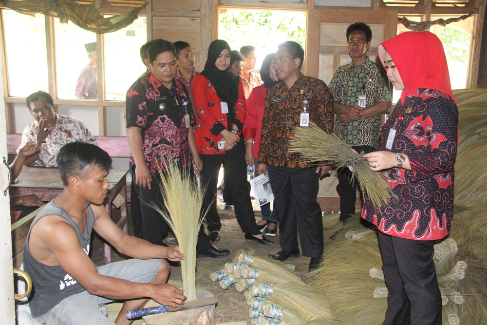 Wabup Tiwi Dorong Pengembangan Potensi Kerajinan Sapu Sirau