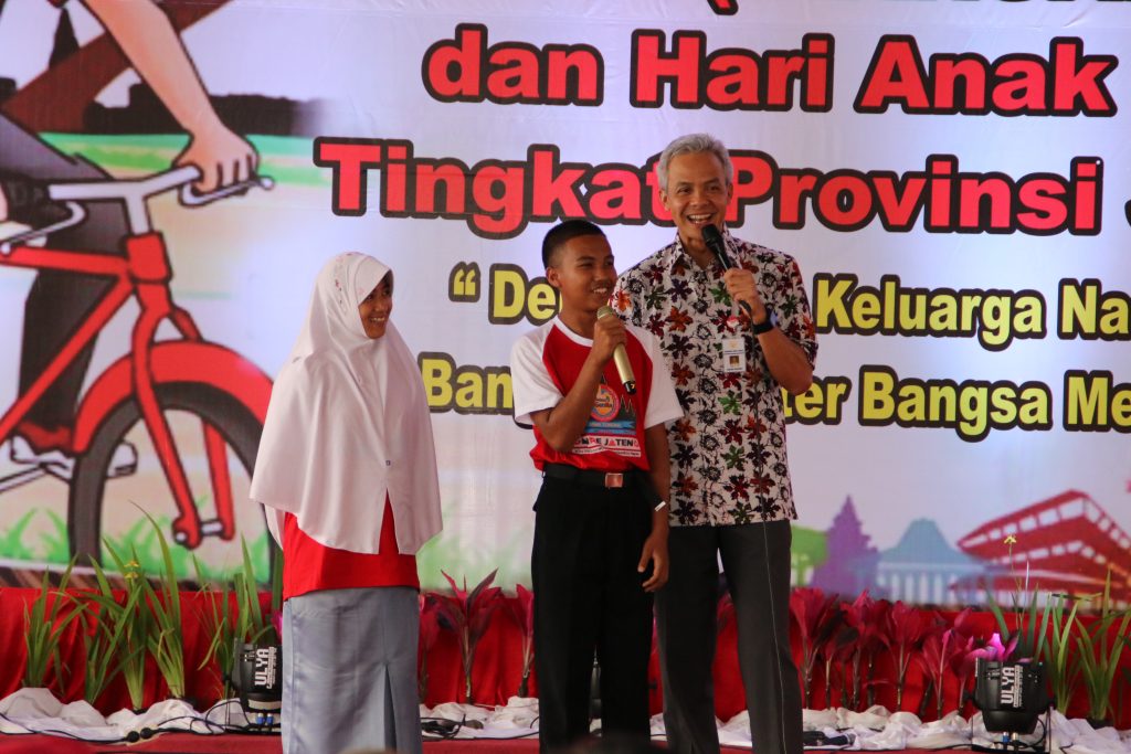 Ketika Gubernur Menguji Anak SMK Menyanyi Tembang Jawa