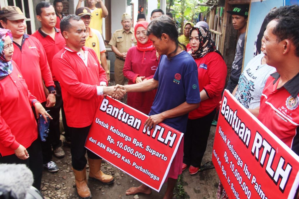 BKPPD Purbalingga Bantu Rehab Dua Unit Rumah Tidak Layak Huni