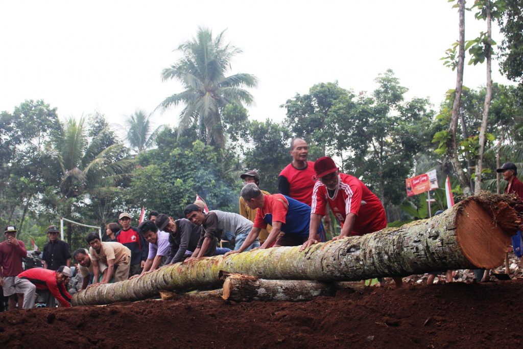Warga Sengkuyung Gotong Royong, Plt Bupati Siap Bantu Perluasan Lapangan Desa Nangkasawit