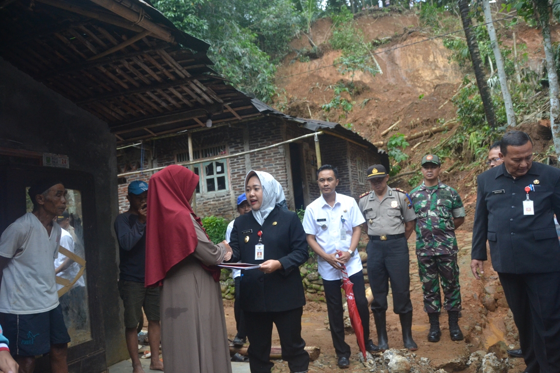 Plt Bupati Tiwi Sambangi Korban Longsor di Karangmoncol