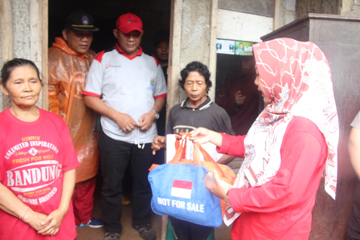 Plt Bupati Berikan Bantuan Korban Longsor di Sanguwatang