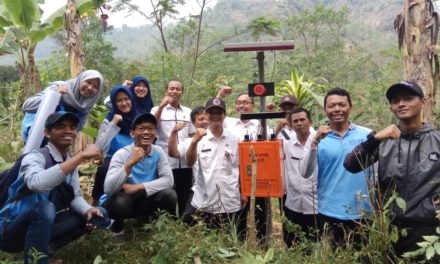 Mahasiswa KKN UNS Pasang Alat Peringatan Dini Tanah Longsor di Desa Gunung Wuled