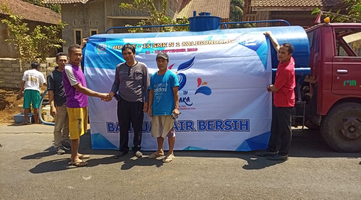 HUT ke 15, SMKN 1 Kaligondang Bantu Kirimkan Air Bersih di Lima Desa