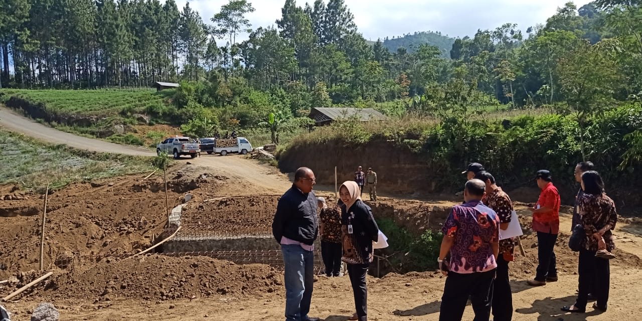 Bupati Tiwi Monitoring 4 Lokasi Pembangunan Jembatan danJalan