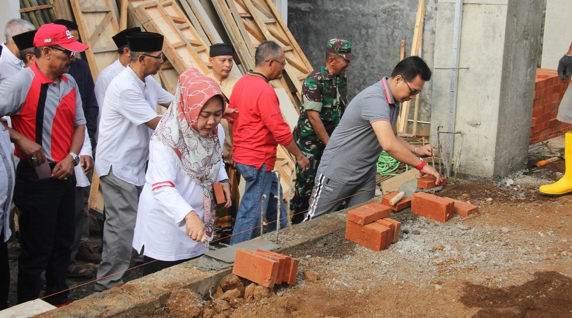 Bupati Letakkan Bata Pertama Pembangunan Masjid Baitul Ghufron