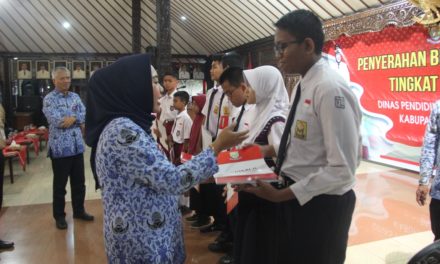 Bupati Tiwi serahkan 277 beasiswa prestasi