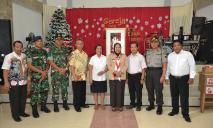 Natal 2019 Bupati Tiwi Hadiahkan Bingkisan Produk Tuka-Tuku