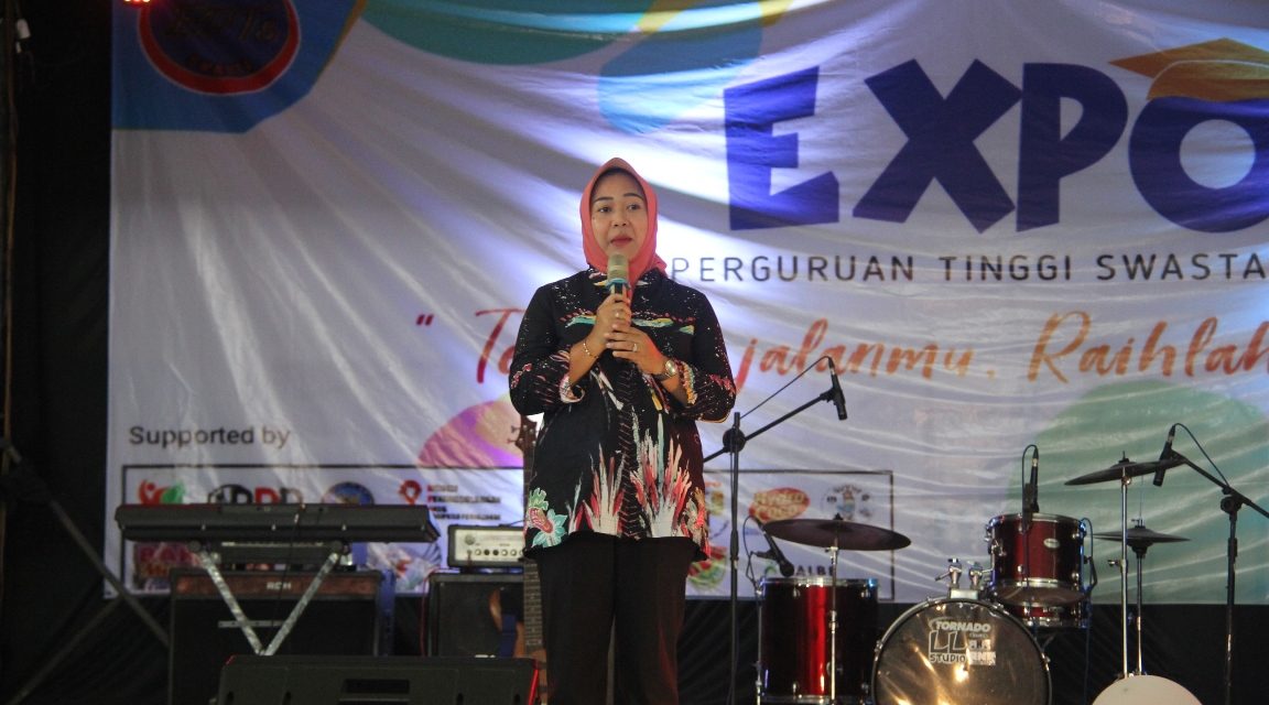 Bupati Tiwi Membuka Expo Perguruan Tinggi Swasta