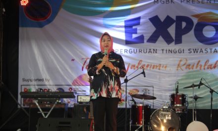 Bupati Tiwi Membuka Expo Perguruan Tinggi Swasta