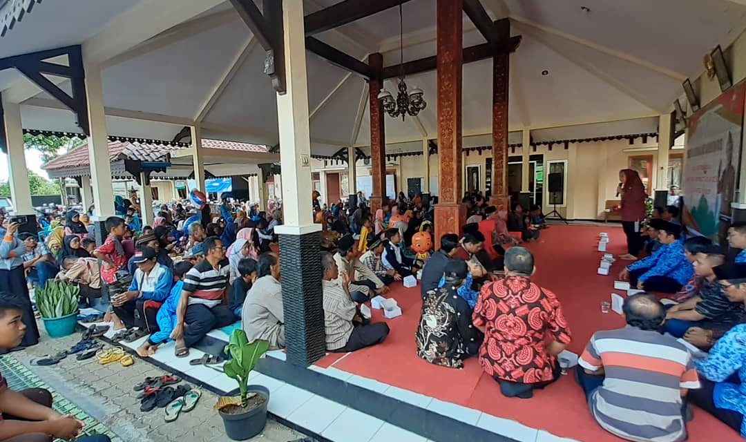 Bupati Tiwi Berbagi Kebahagiaan di Kaligondang dan Kejobong