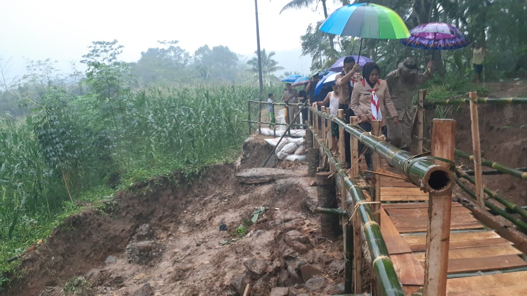 Bupati Tiwi Monitoring Lokasi Tanah Longsor Desa Ponjen