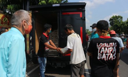Dewi Group Bagikan Beras ke Tukang Becak dan Tukang Parkir