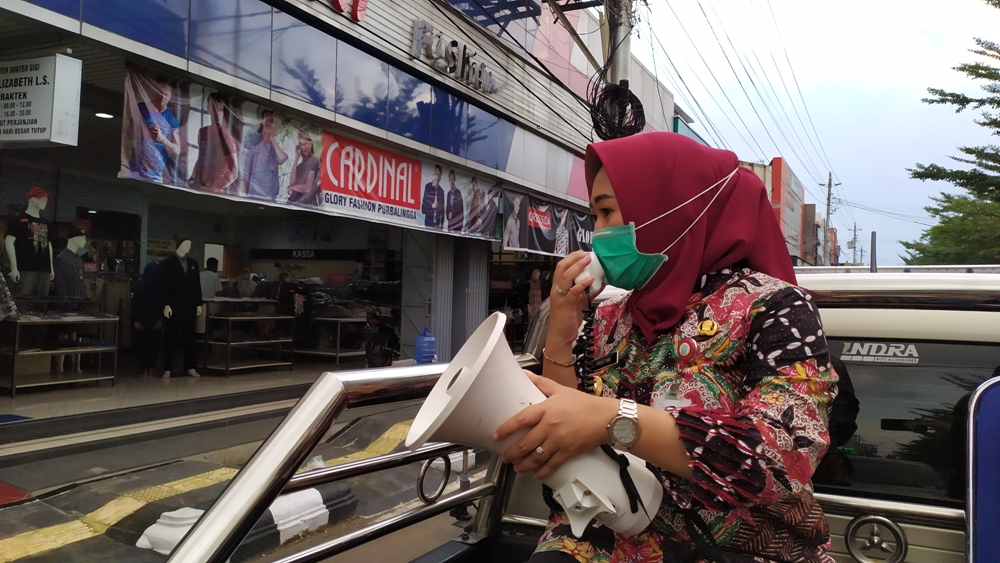 Sosialisasi Pencegahan Covid, Bupati Tiwi : Yang Pacaran Juga Jaga Jarak Dulu Ya..