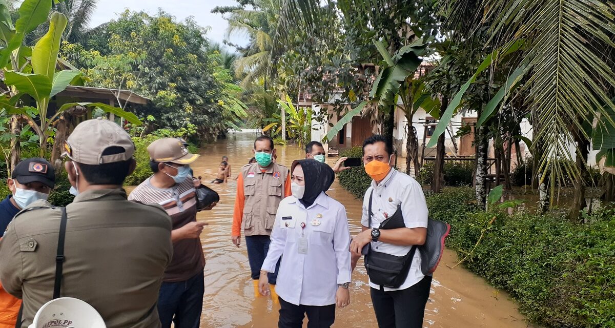 Dilanda Banjir, Desa Cilapar dan Penolih Mendapat Bantuan