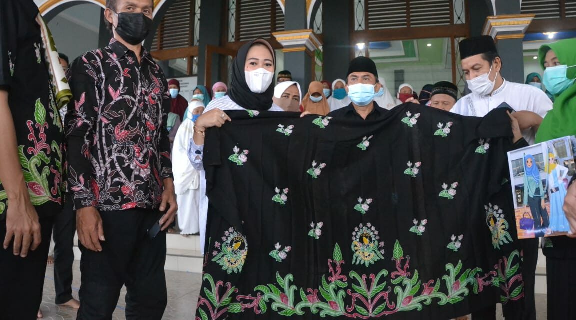 Amaliyah Ramadhan di Bodaskarangjati, Bupati Dikenalkan Batik Soedirman