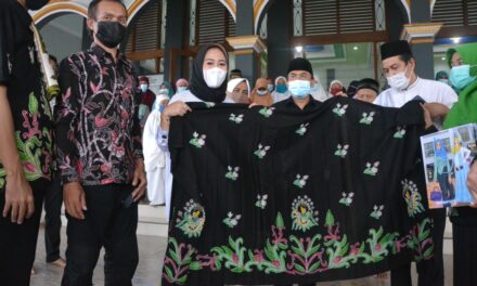 Amaliyah Ramadhan di Bodaskarangjati, Bupati Dikenalkan Batik Soedirman