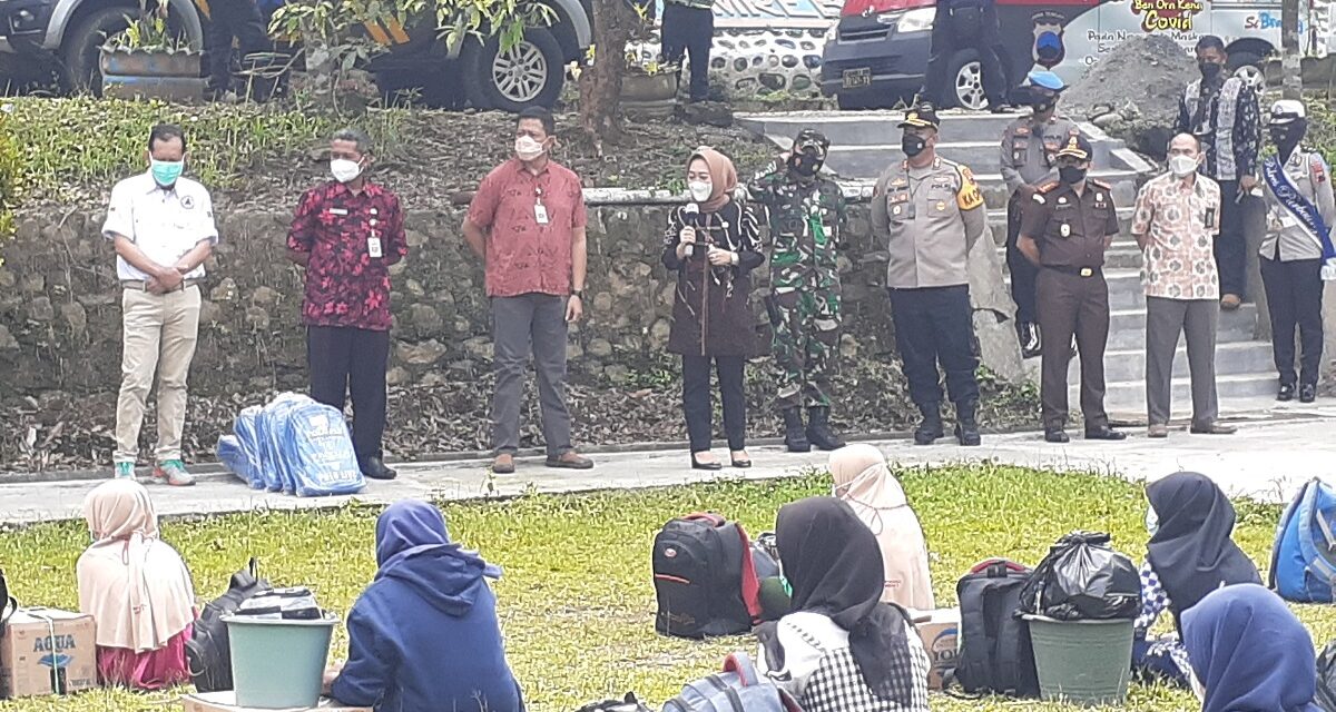 Bupati Tiwi Pulangkan 66 Siswa Isoter SMP Negeri 4 Mrebet