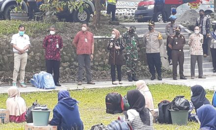 Bupati Tiwi Pulangkan 66 Siswa Isoter SMP Negeri 4 Mrebet