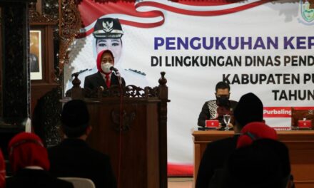 Bupati Tiwi Kukuhkan 239 Kepala SD dan SMP