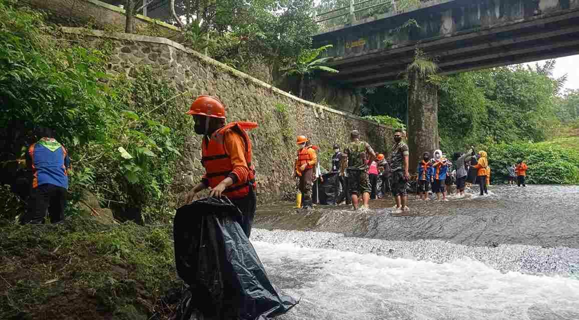 Peringati Hari Air Sedunia, Lintas Komunitas Purbalingga Aksi Bersih Sungai