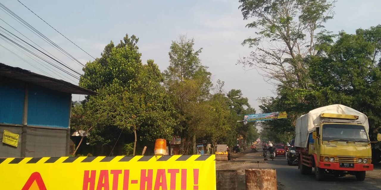 3,3 M Perbaikan Jalan Soekarno-Hatta