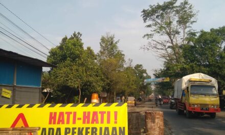 3,3 M Perbaikan Jalan Soekarno-Hatta