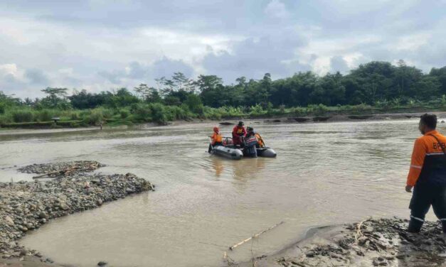Upayakan Pencarian 2 Korban Hanyut di Sungai Kacangan, 56 Relawan Dikerahkan