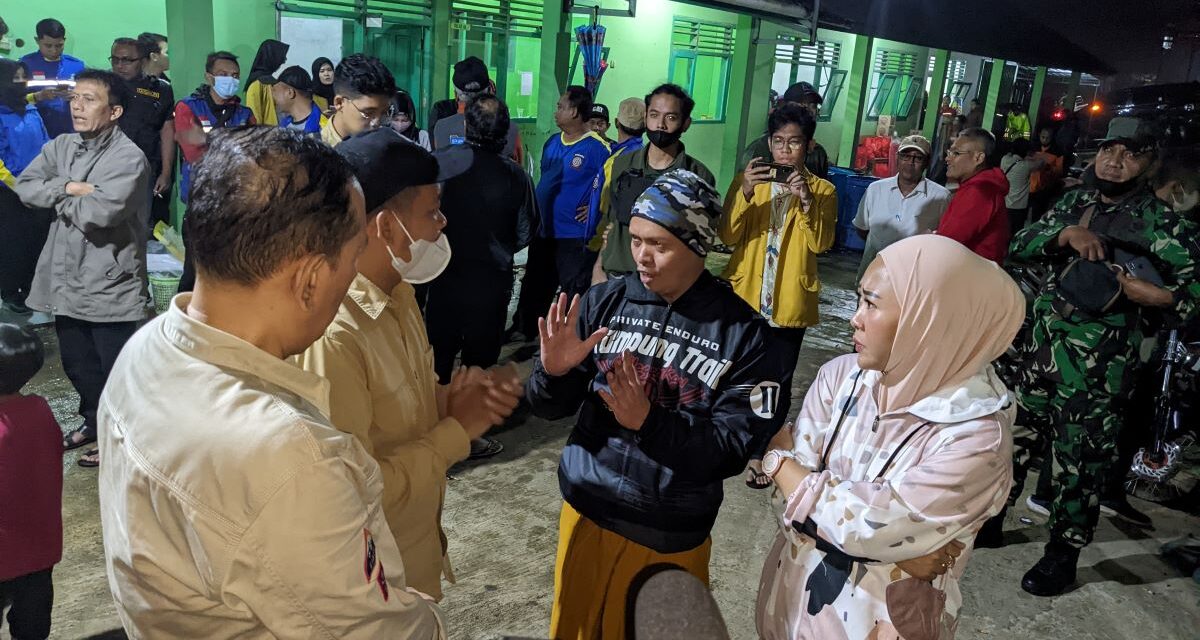 Kunjungi Pengungsi Tanah Bergerak di Karangreja, Bupati Tiwi Tebar Keakraban