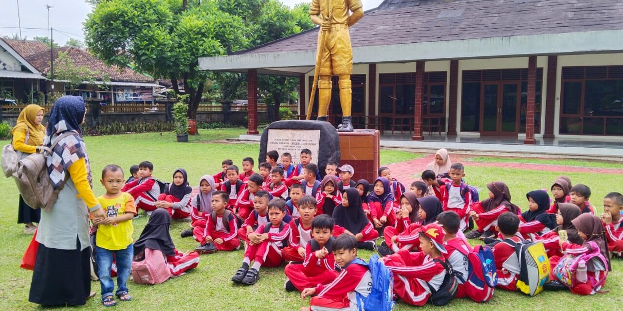 Anak-anak Belajar Sejarah di MTL Jenderal Soedirman