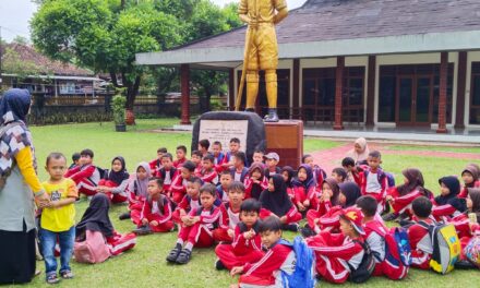 Anak-anak Belajar Sejarah di MTL Jenderal Soedirman