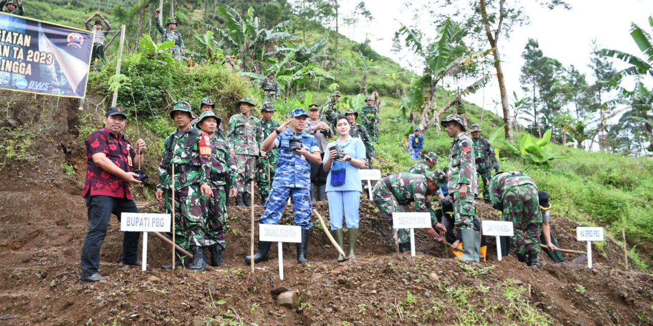 5000 Bibit Pohon Ditanam di Daerah Rawan Longsor Desa Siwarak