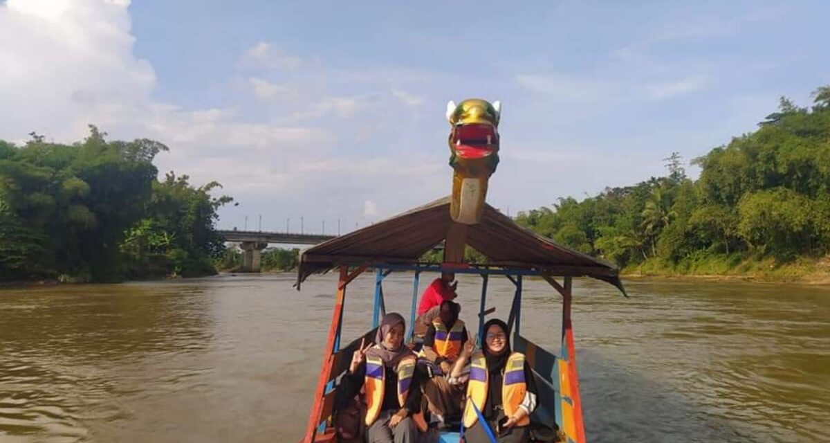 Sensasi Naik Perahu Menyusuri Sungai Klawing di Desa Wisata Kedungbenda