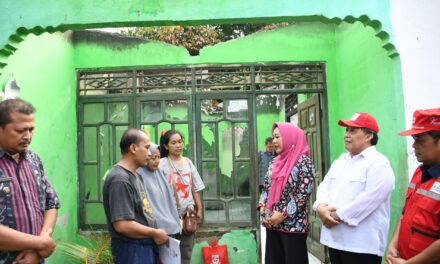 Bupati Tiwi Beri Santunan Guru Honorer Korban Kebakaran Rumah