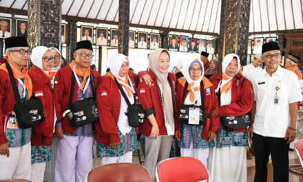Bupati Tiwi dan Wabup Sudono Antar Calon Jamaah Haji ke Embarkasi Donohudan