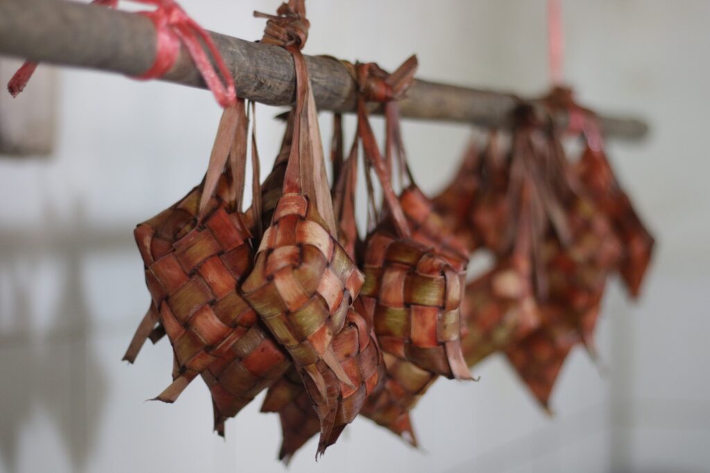 Ketupat Landan, salah satu ketupat khas dari desa Kedungbenda yang direbus menggunakan air abu.