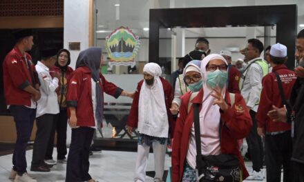 Bupati Tiwi Jemput Kepulangan Jemaah Haji di Embarkasi Donohudan