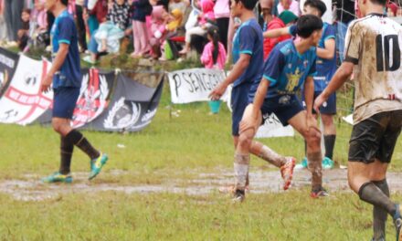 Ketua Askab PSSI Purbalingga Pantau Potensi Pemain Muda Dalam Turnamen Sepak Bola Antar Desa
