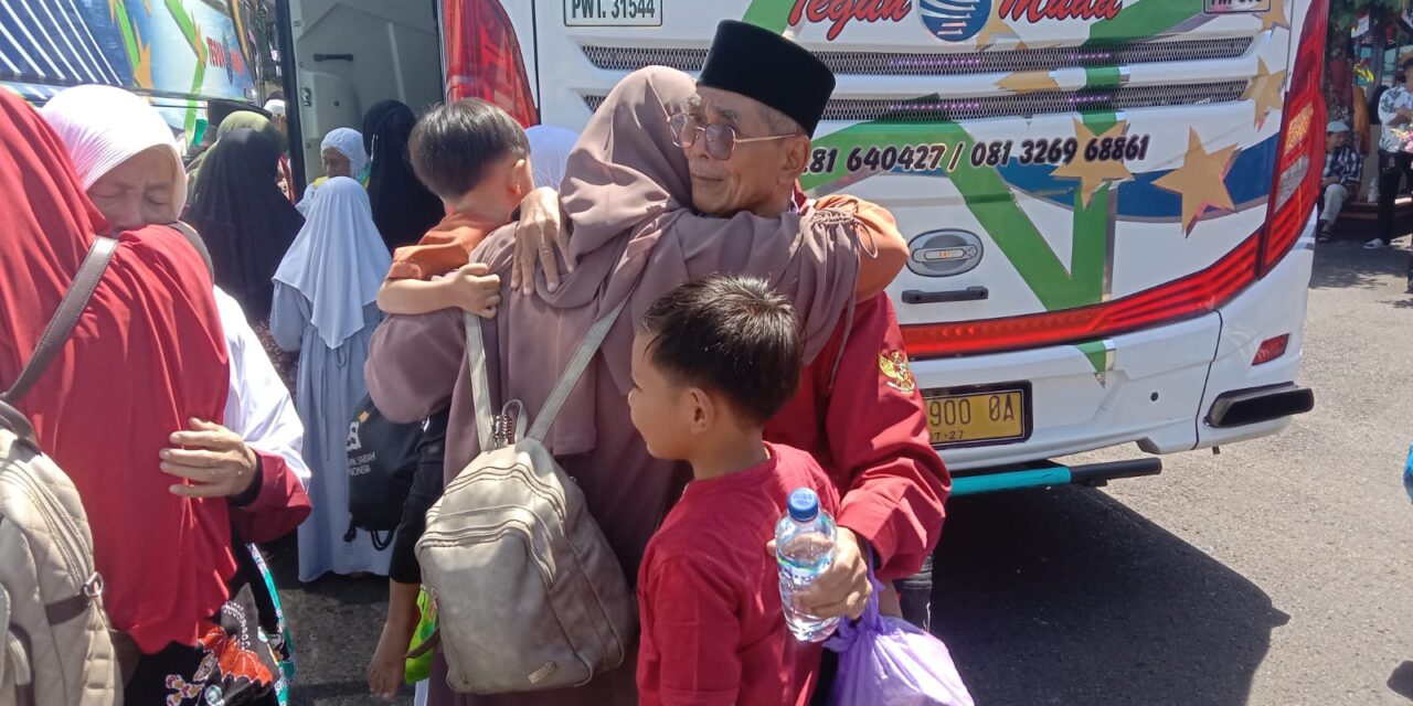 Disambut Keluarga Dengan Haru, 8 Bus Jamaah Haji Kloter 72 Tiba di Purbalingga
