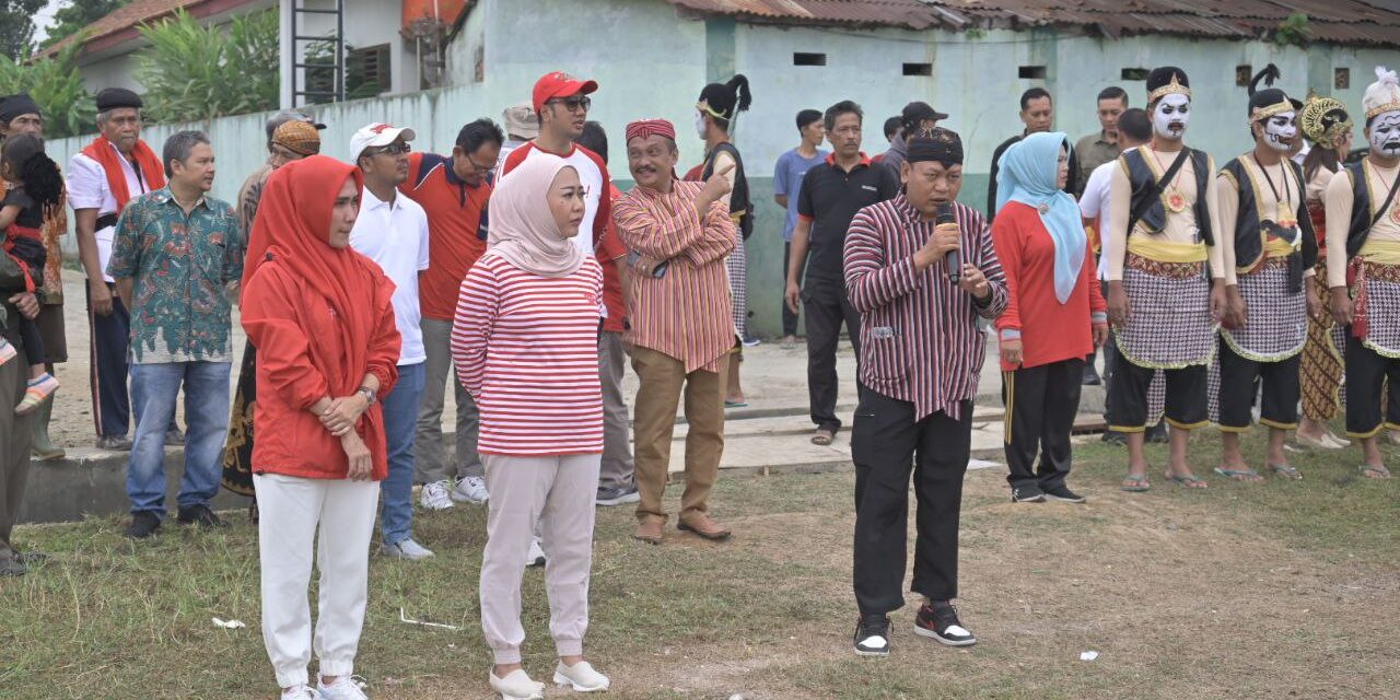 Bupati Tiwi Meriahkan Karnaval Kemerdekaan Desa Gembong