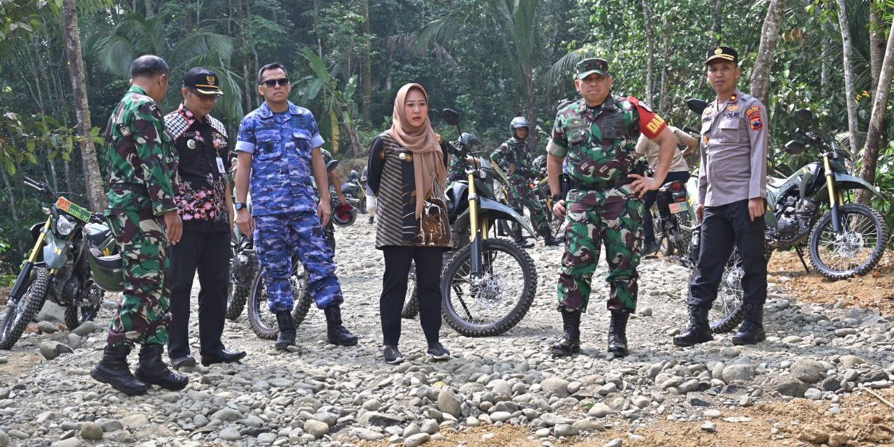Bupati Tiwi Resmikan Jalan Baru Desa Karangasem – Adiarsa