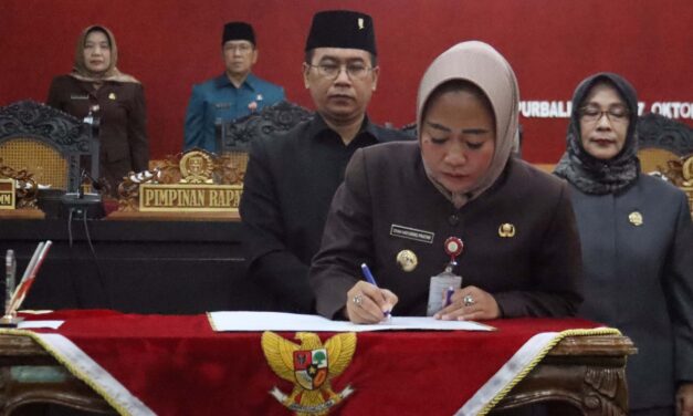 Bupati dan Pimpinan DPRD Kabupaten Purbalingga Setujui Bersama Lima Raperda Jadi Perda