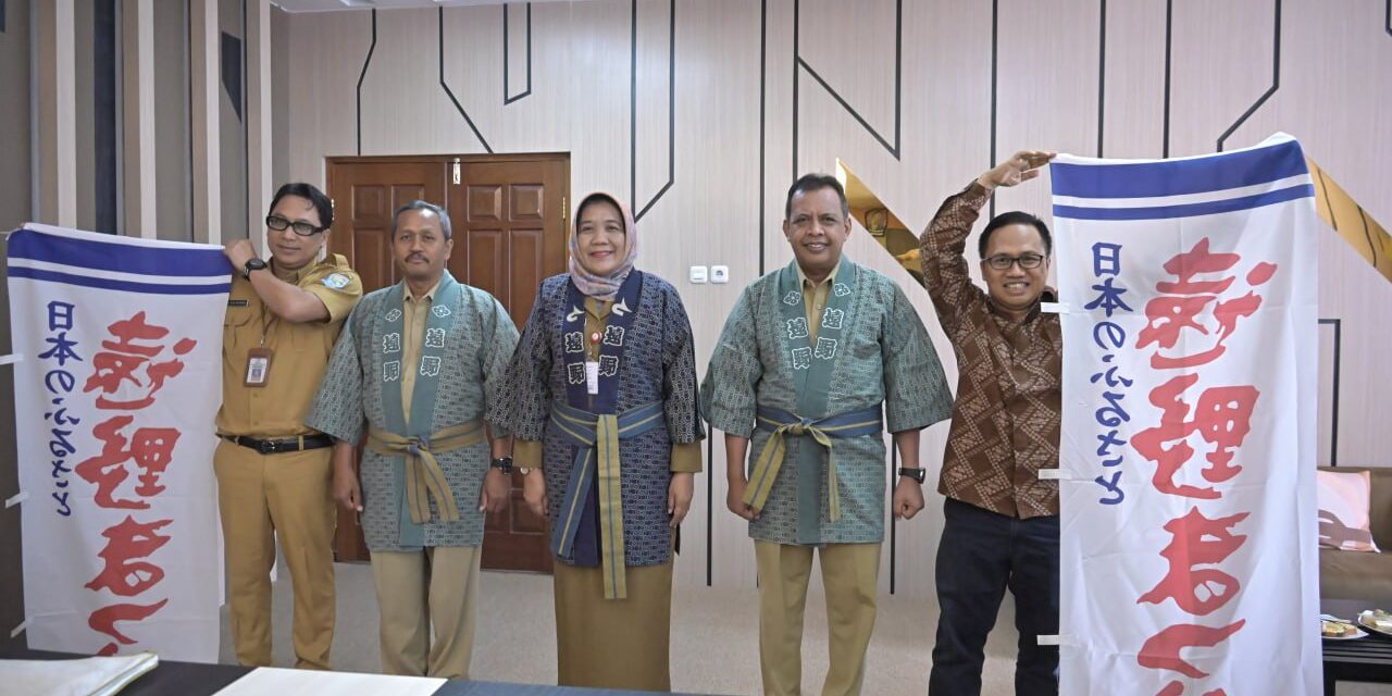 Bupati Tiwi Terima Kiriman Baju Tradisional Jepang dari Walikota Tono