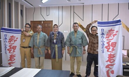 Bupati Tiwi Terima Kiriman Baju Tradisional Jepang dari Walikota Tono