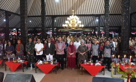 Hadiri Natal Bersama BKSAG – TNI – POLRI, Bupati Tiwi Nyanyi Bareng Andre Hehanussa