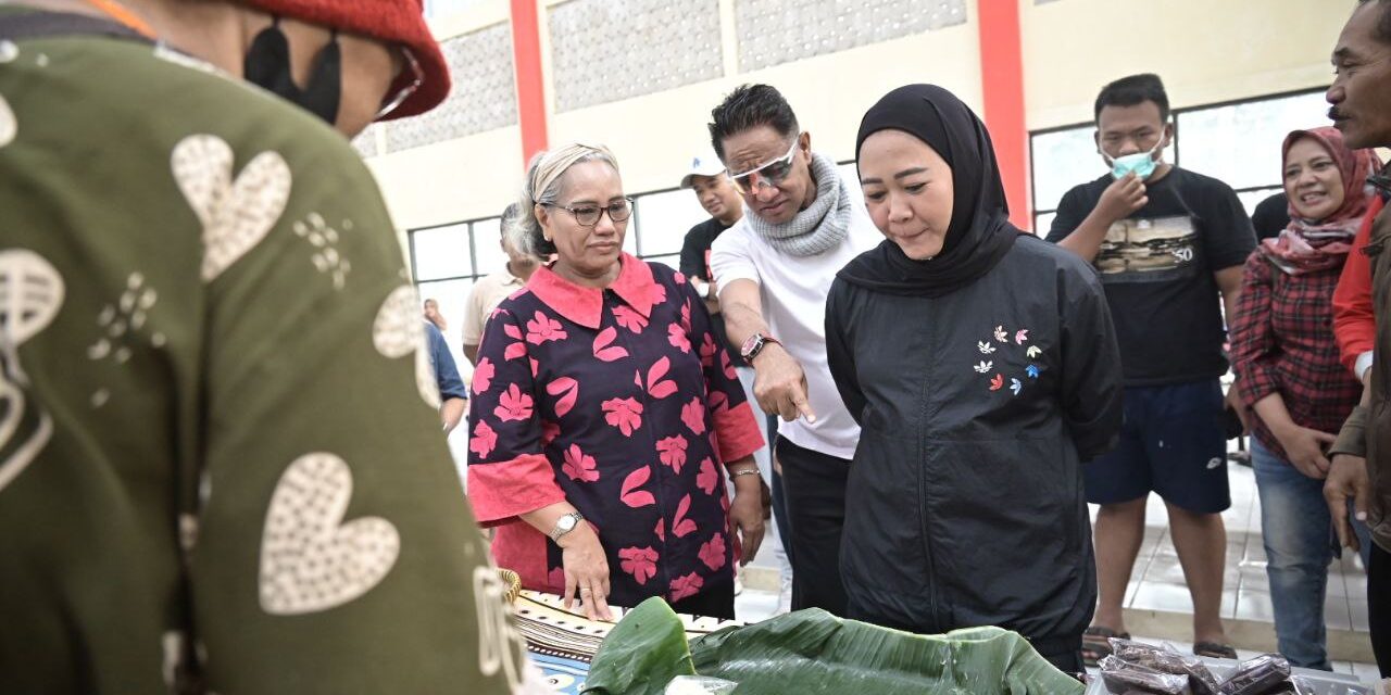 Sambangi Pasar Badog, Bupati Tiwi dan Andre Hehanussa Borong Jajanan Pasar