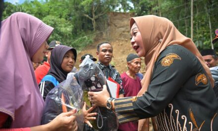 Bupati Tiwi Beri Santunan 4 Keluarga Terdampak Longsor di Kaliori
