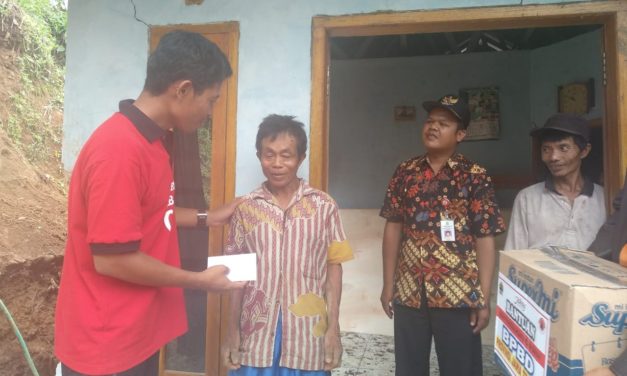 Camat Karangmoncol Serahkan Bantuan Korban Tanah Longsor