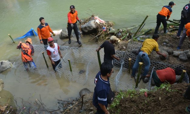 Arus Sungai Ancam Jembatan, Warga Gotong-Royong Pasang Bronjong
