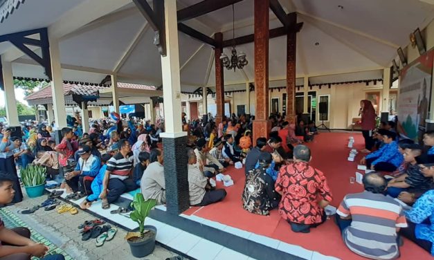 Bupati Tiwi Berbagi Kebahagiaan di Kaligondang dan Kejobong